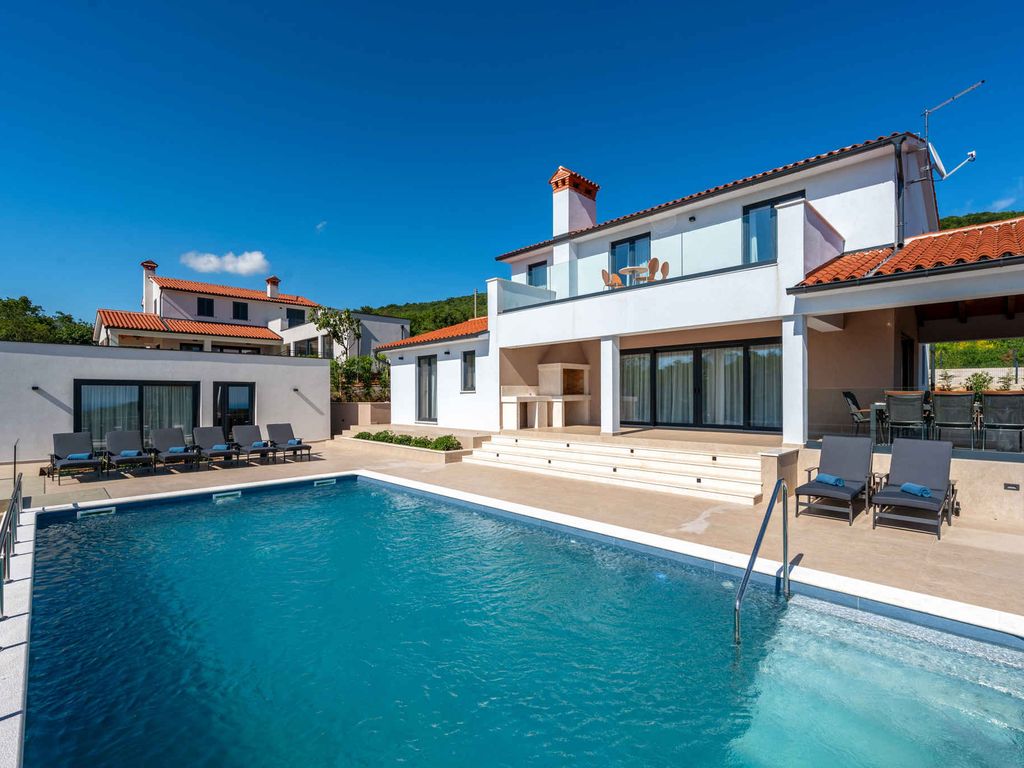 Villa mit Swimmingpool und Panoramablick