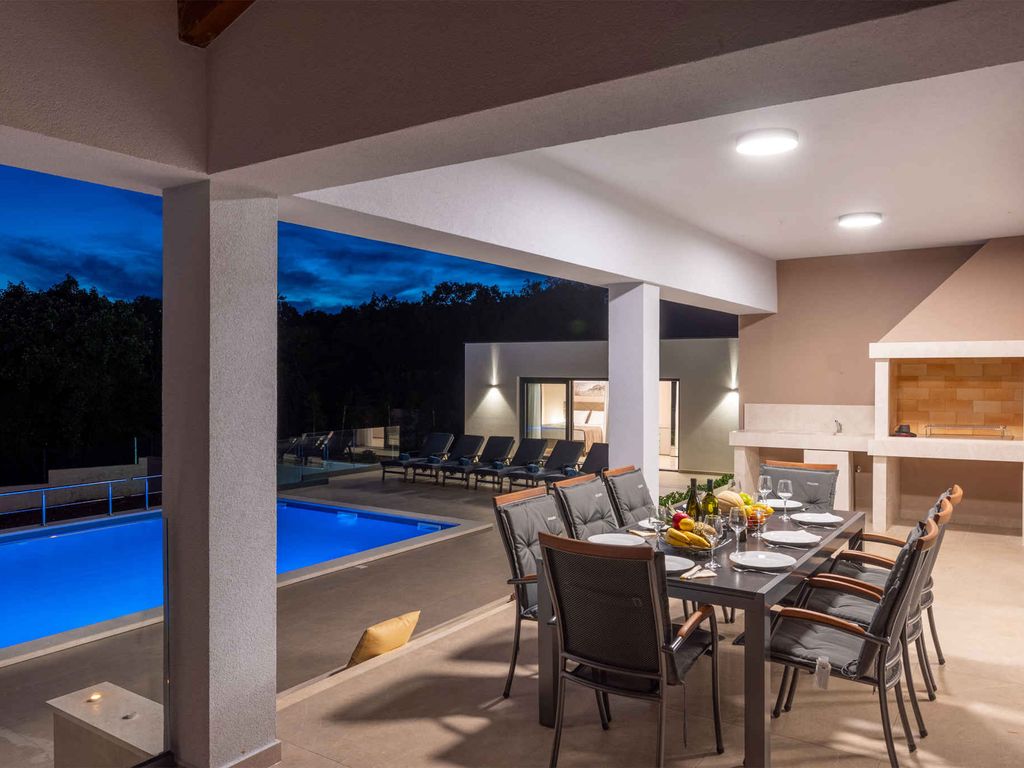 Villa mit Swimmingpool und Panoramablick