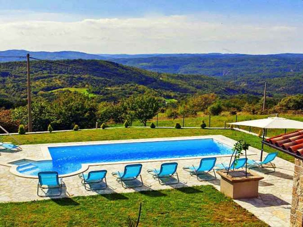 Villa mit Swimmingpool und großem Garten