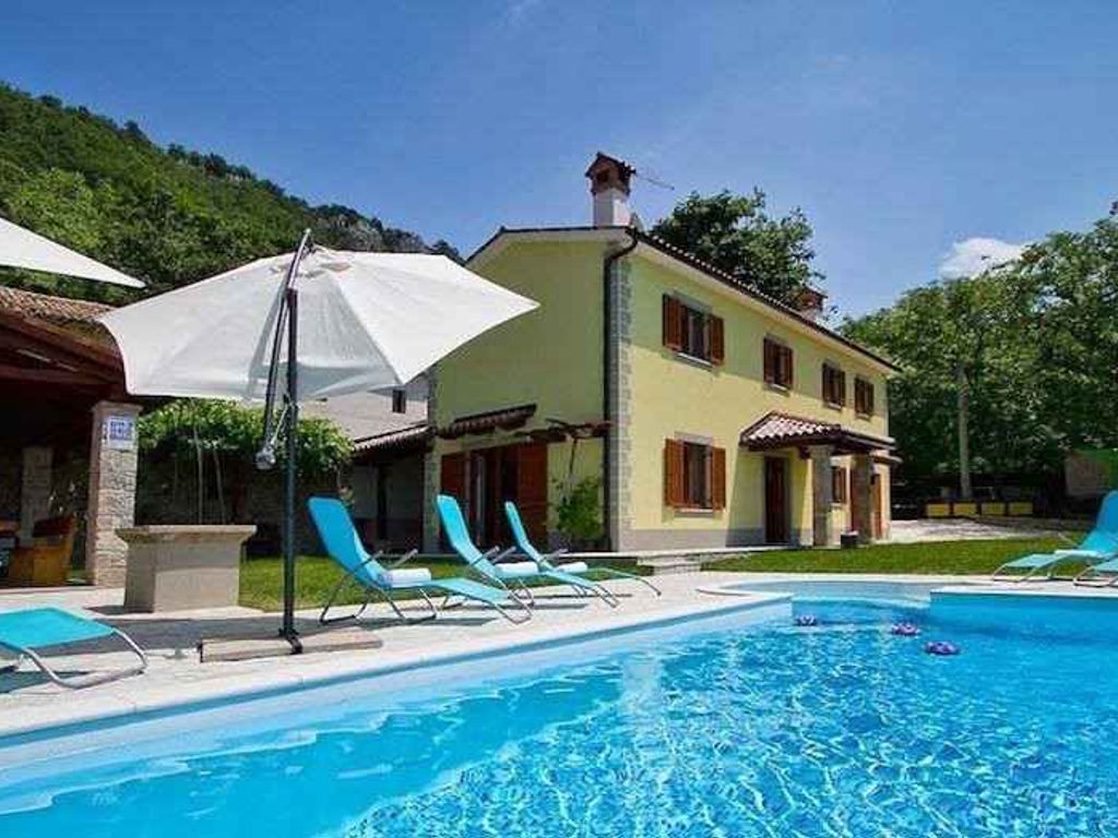 Villa mit Pool und Klimaanlage