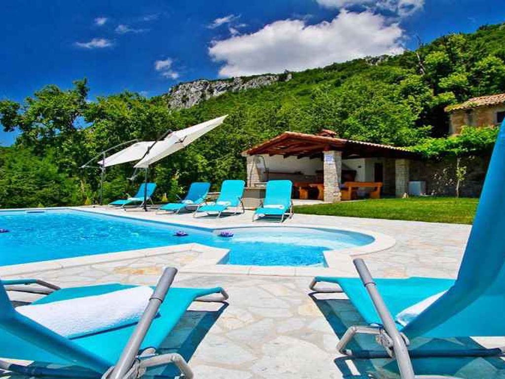 Villa mit Swimmingpool und großem Garten