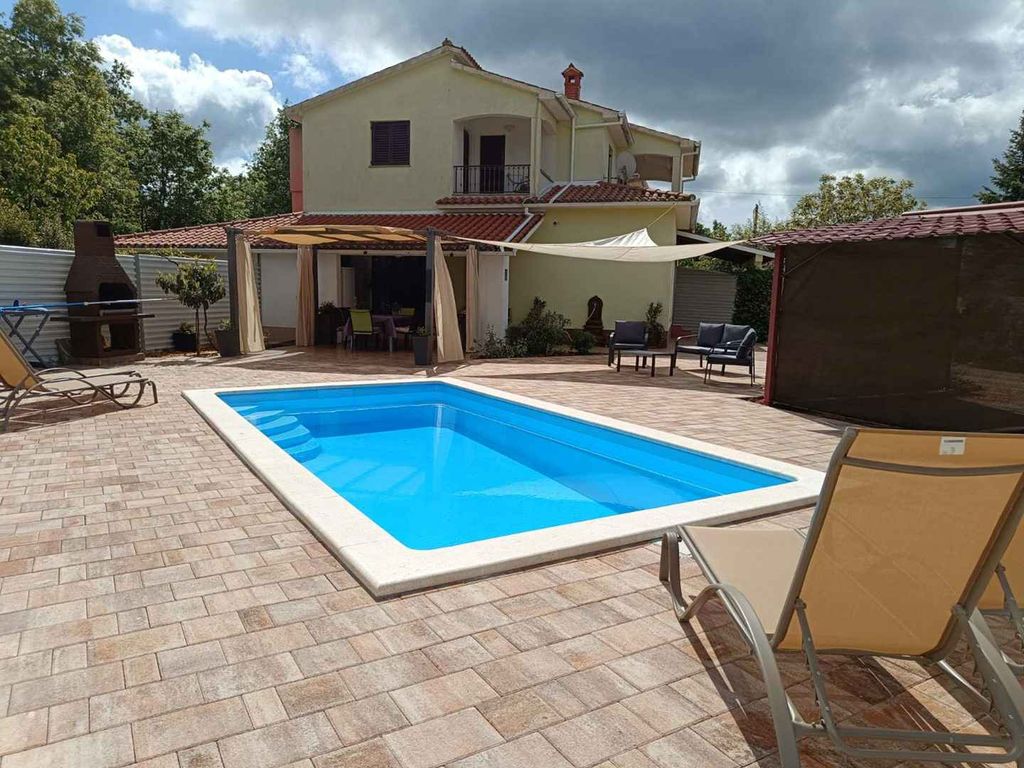 Ferienhaus mit Swimmingpool und Grill