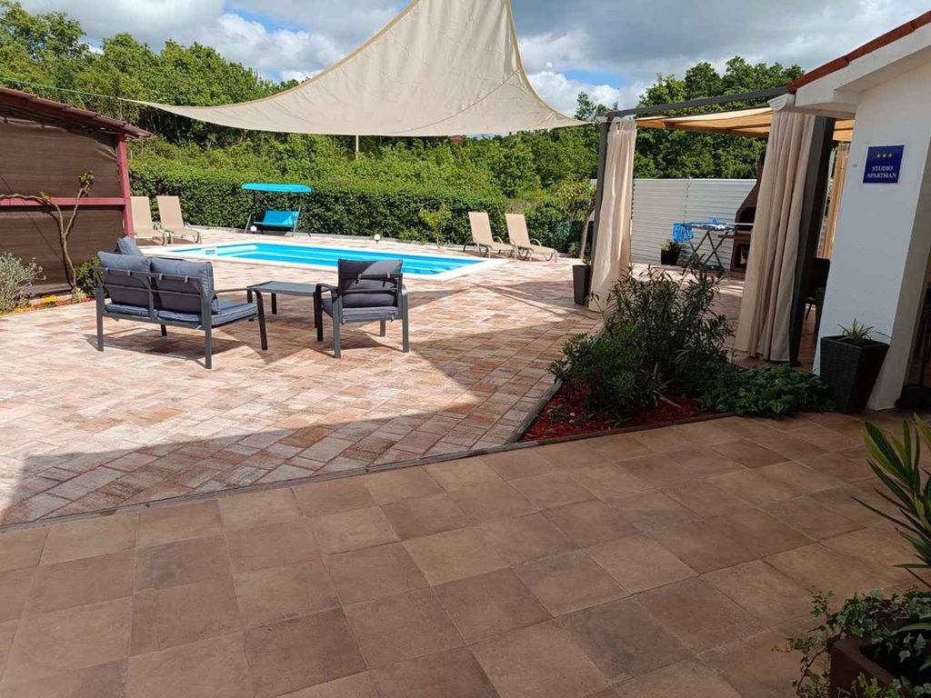 Ferienhaus mit Swimmingpool und Grill