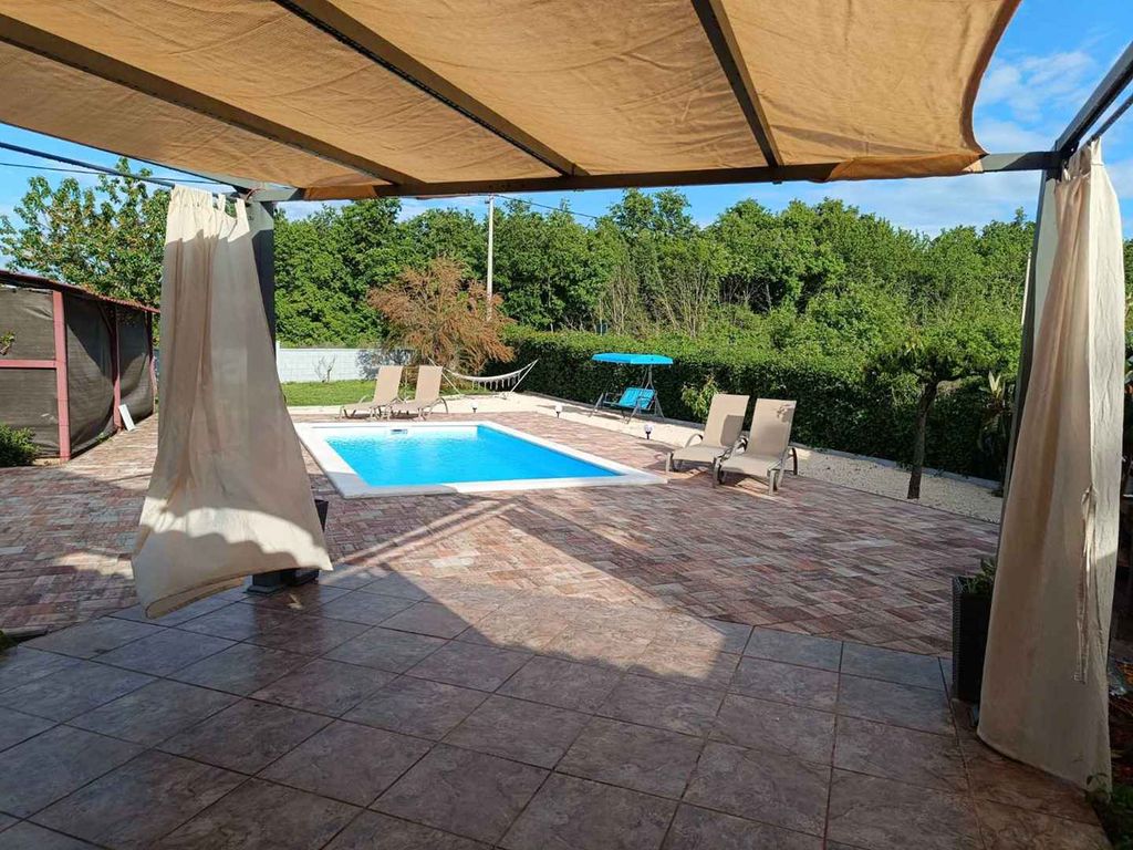 Ferienhaus mit Swimmingpool und Grill