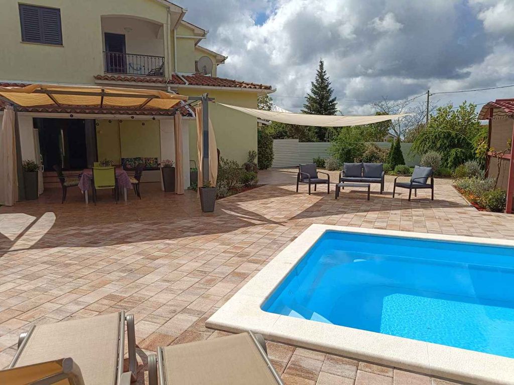 Ferienhaus mit Swimmingpool und Grill