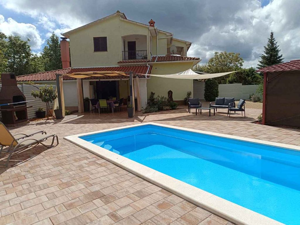 Ferienhaus mit Swimmingpool und Grill