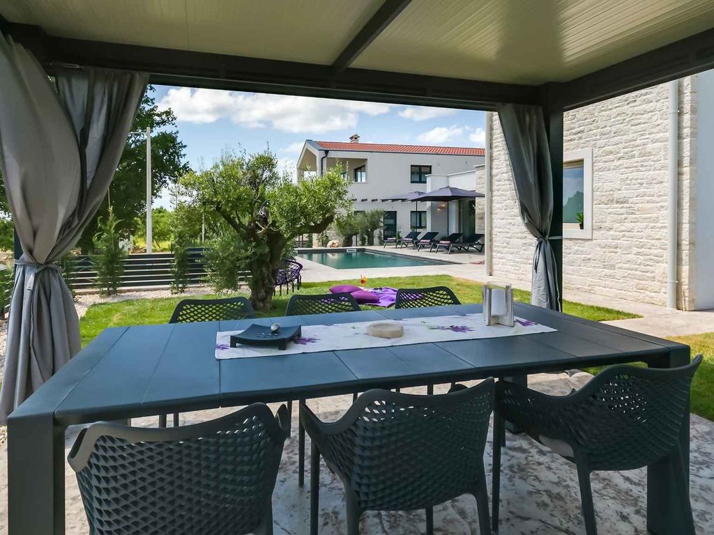 Villa mit Klimaanlage und Pool