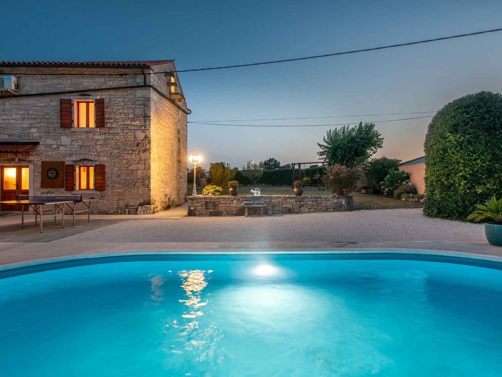 Villa mit Swimmingpool und Grillterrasse