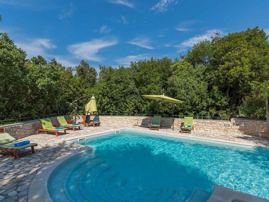 Villa mit Pool und Klimaanlage