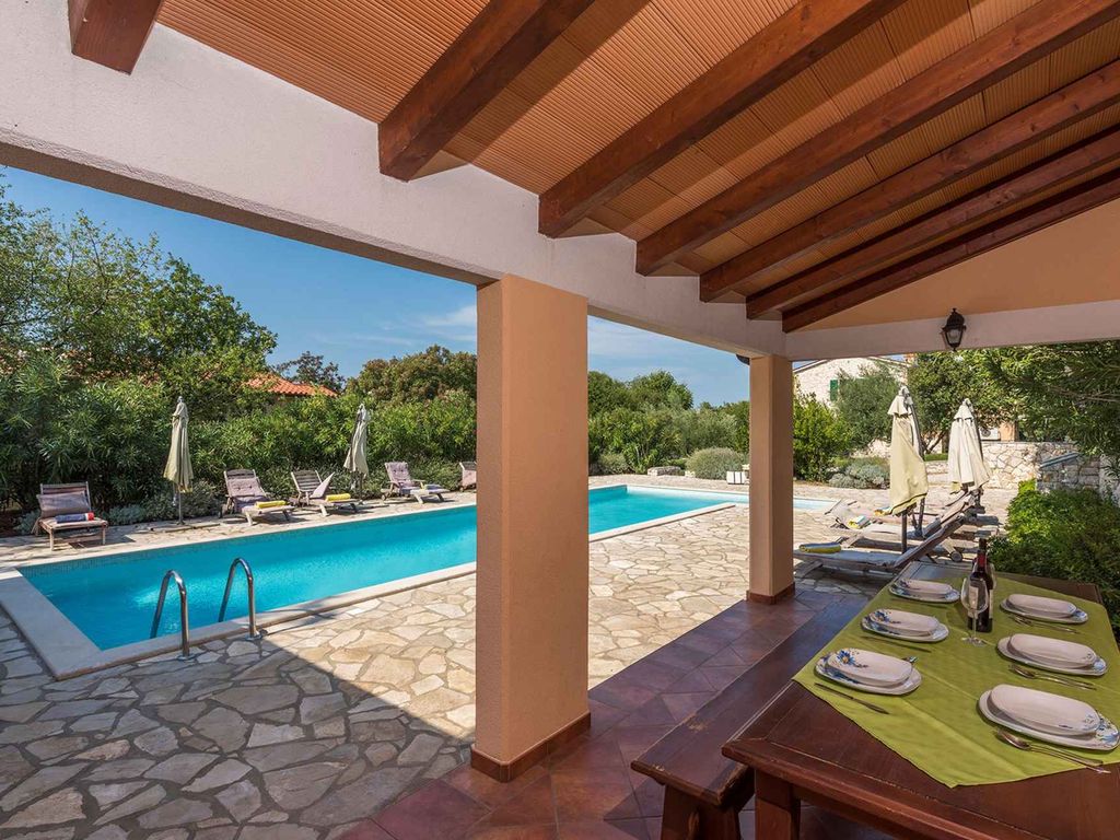 Villa mit Gemeinschaftspool und Garten