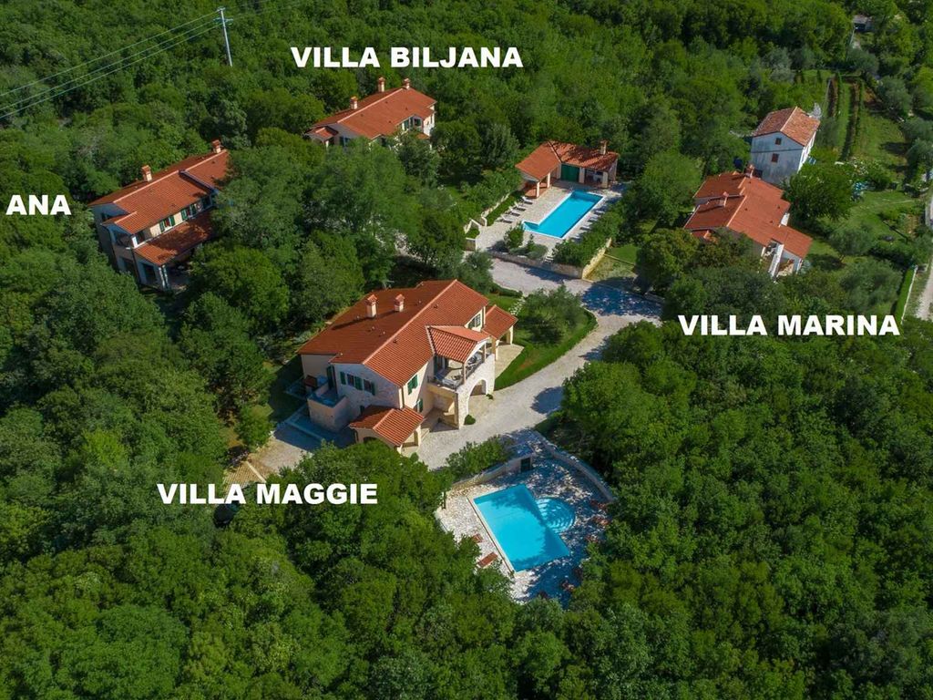 Villa mit Gemeinschaftspool und Garten