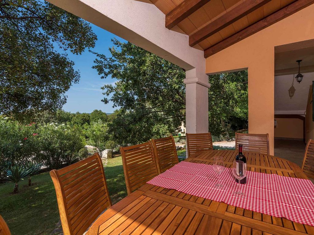 Villa mit Gemeinschaftspool und Garten