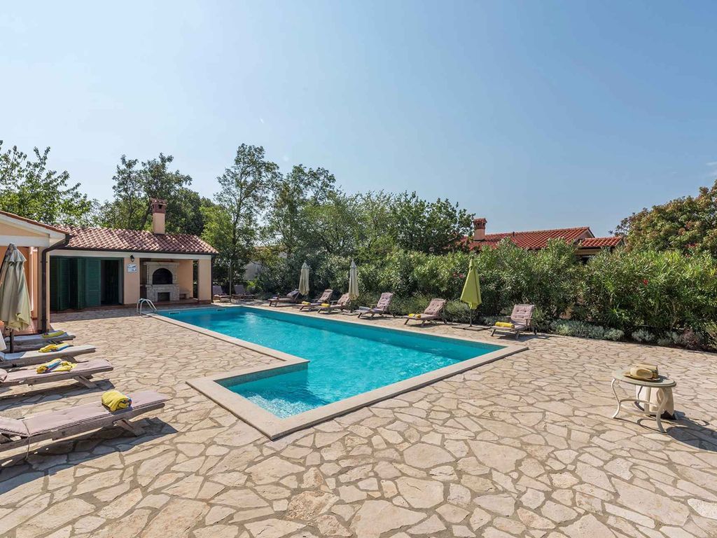 Villa mit Gemeinschaftspool und Garten