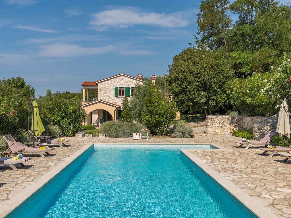Villa mit Gemeinschaftspool und Garten