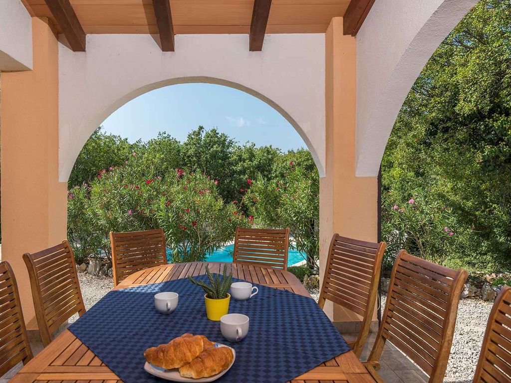 Villa mit Gemeinschaftspool und Garten