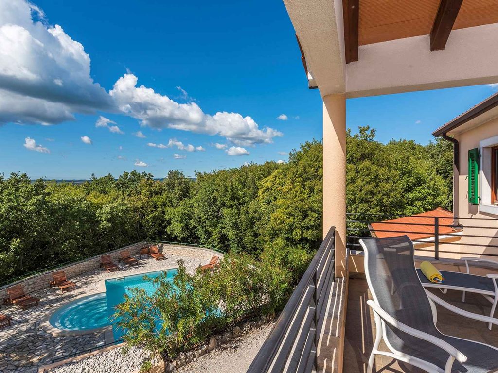 Villa mit Gemeinschaftspool und Garten