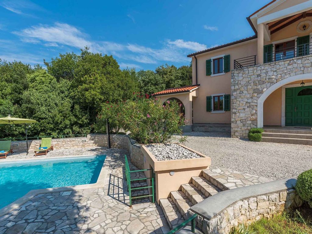 Villa mit Gemeinschaftspool und Garten