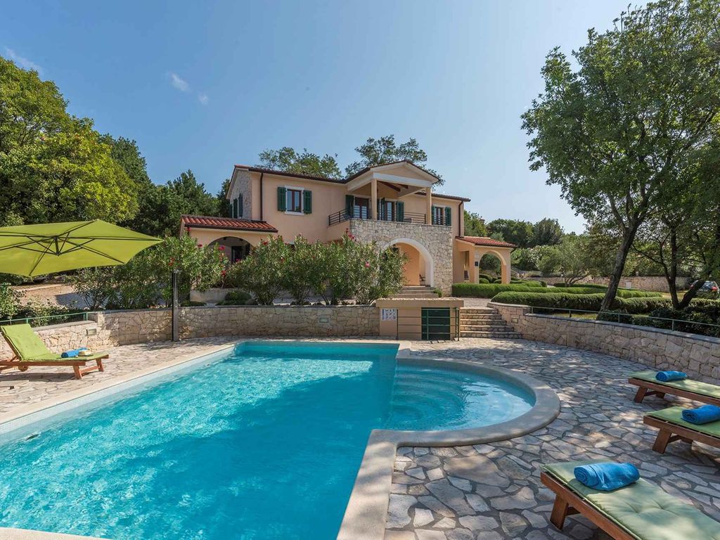 Villa mit Gemeinschaftspool und Garten
