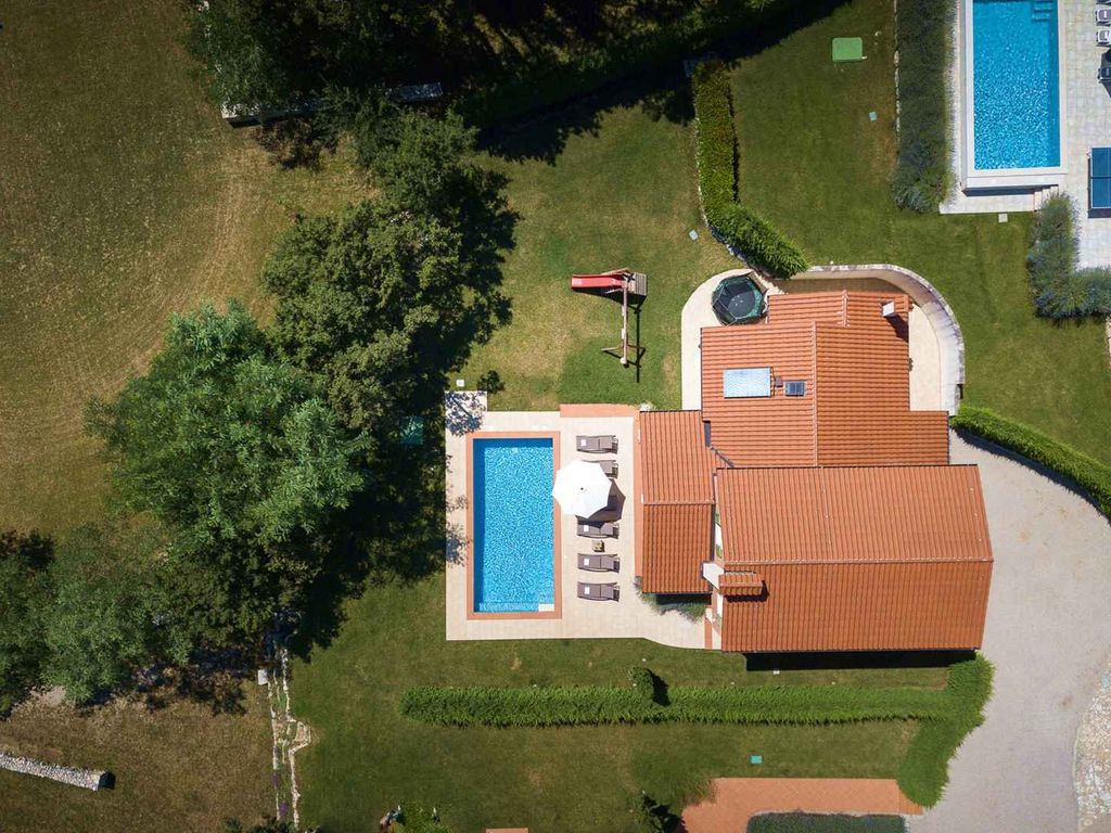 Villa mit Pool und Klimaanlage