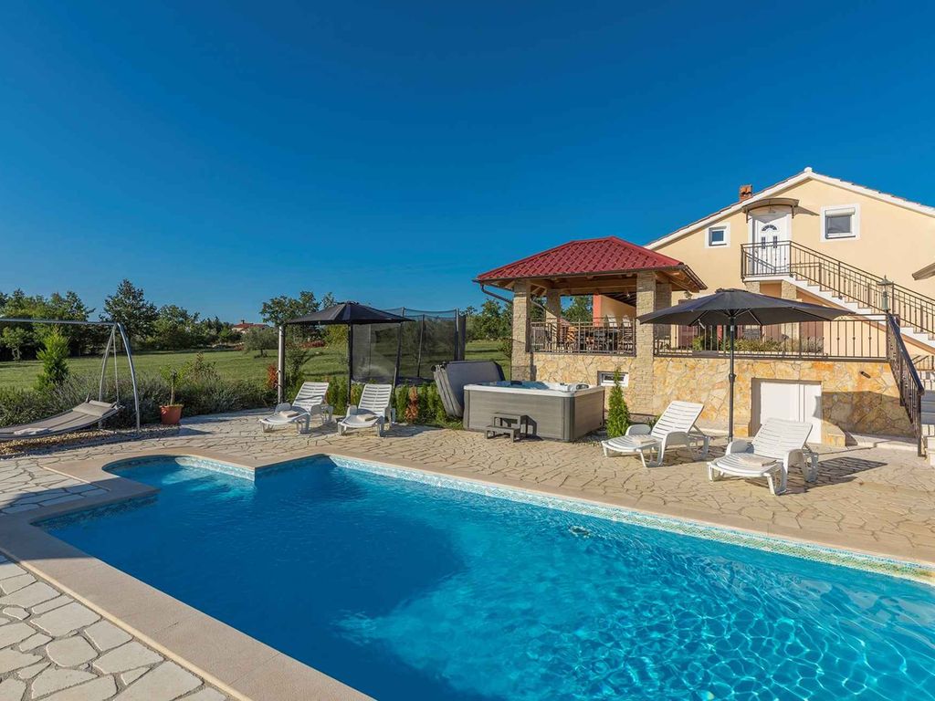 Villa mit Pool und Klimaanlage