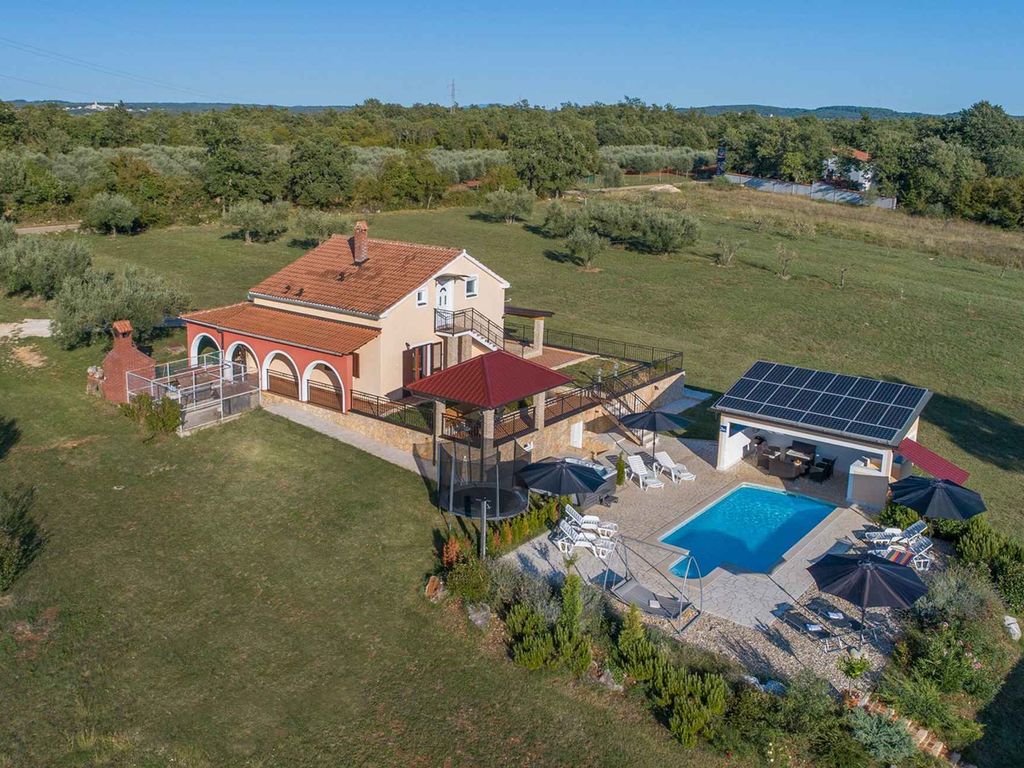 Villa mit Pool und Klimaanlage