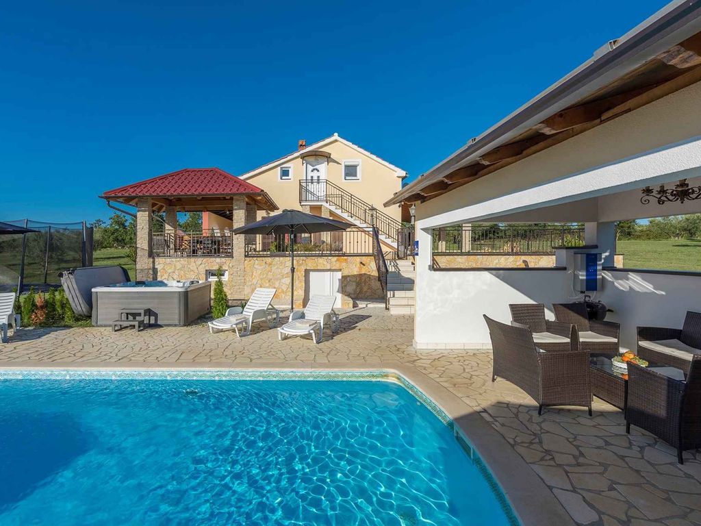 Villa mit Pool und Klimaanlage