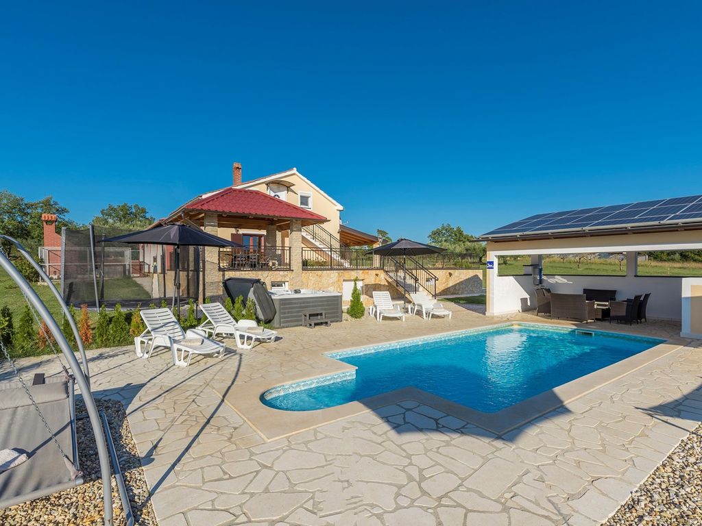 Villa mit Pool und Klimaanlage