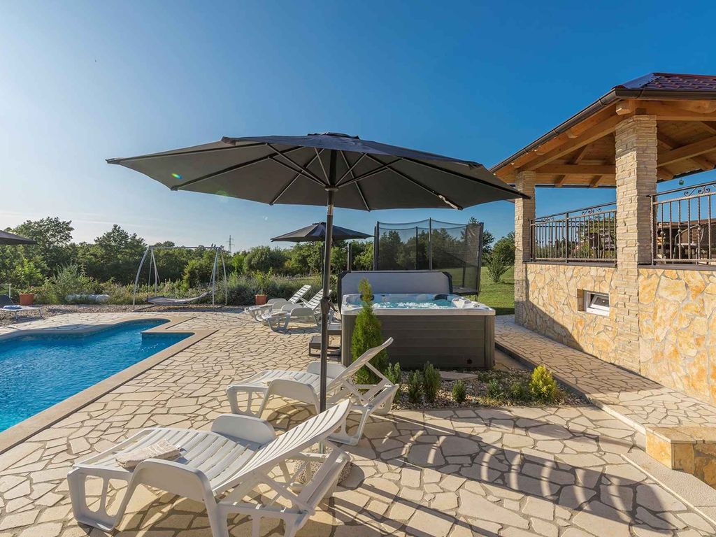 Villa mit Pool und Klimaanlage