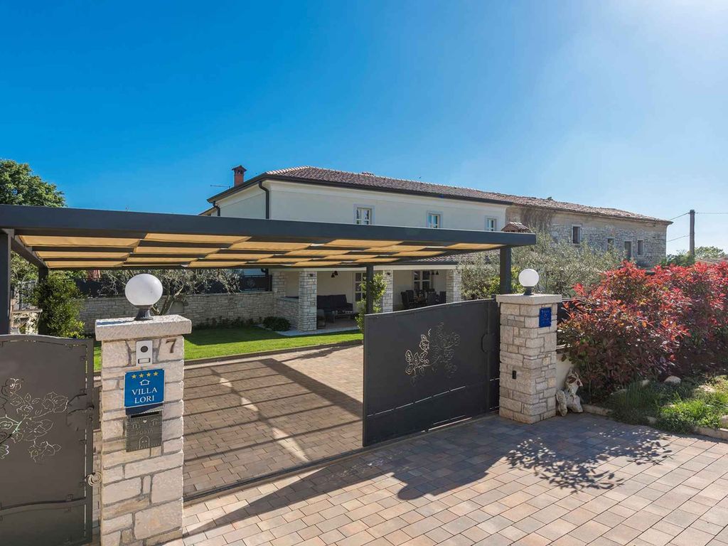 Villa mit Pool und Whirlpool