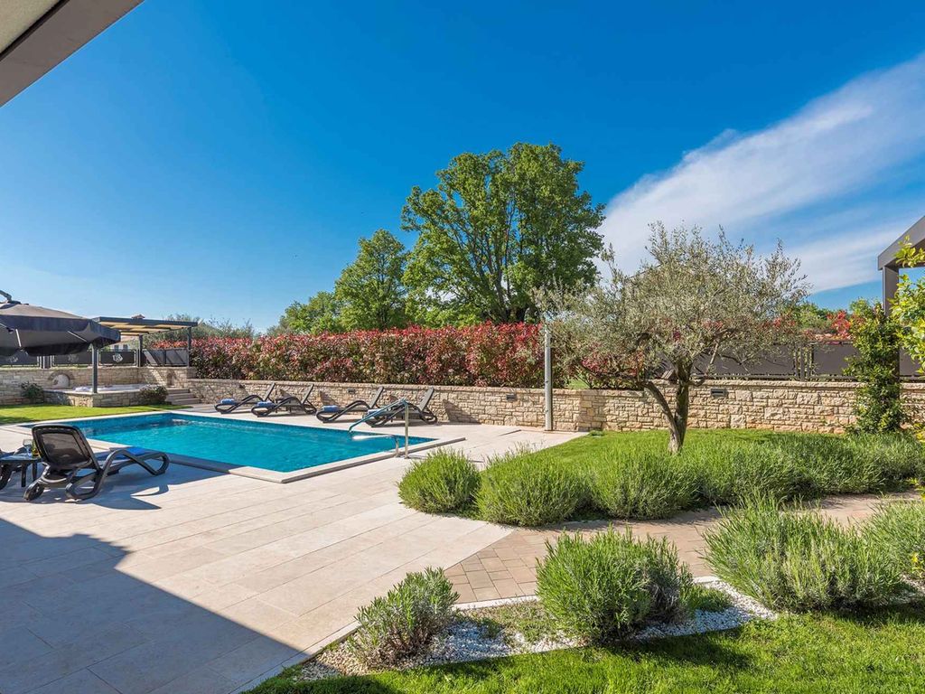 Villa mit Pool und Whirlpool