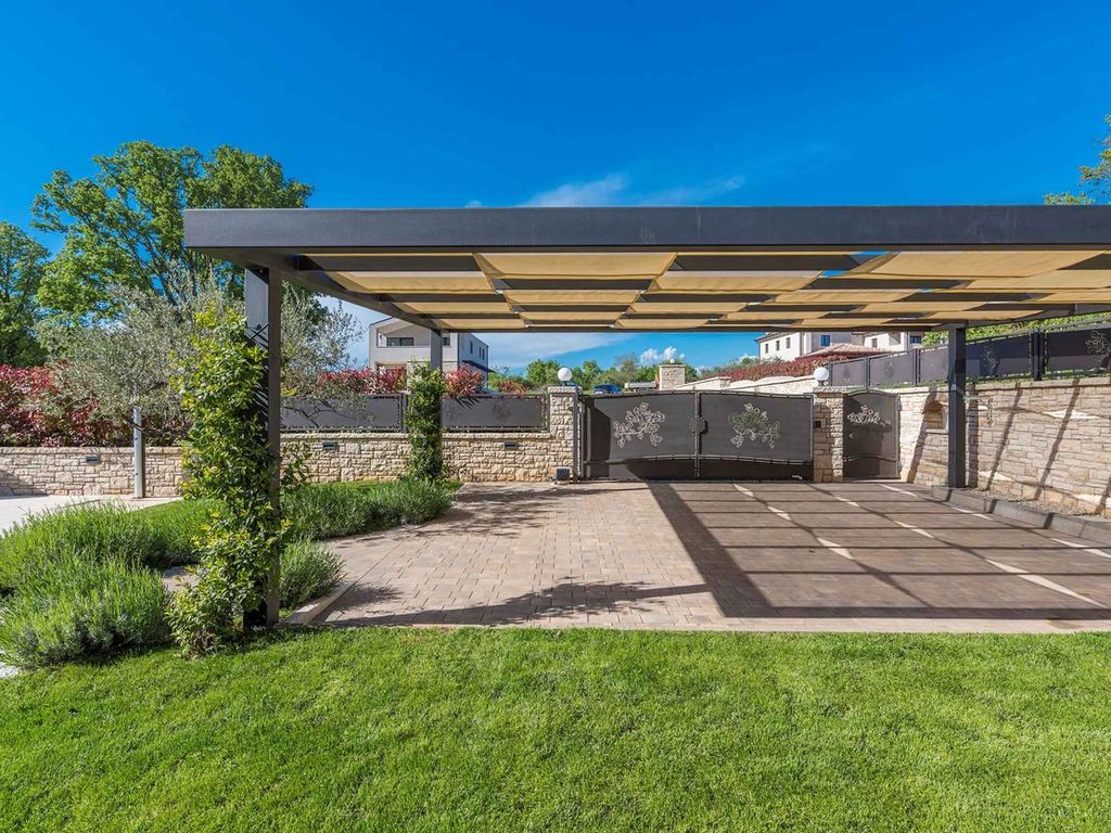 Villa mit Pool und Whirlpool