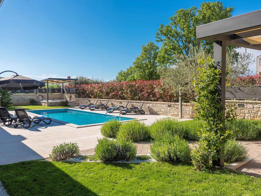 Villa mit Pool und Whirlpool
