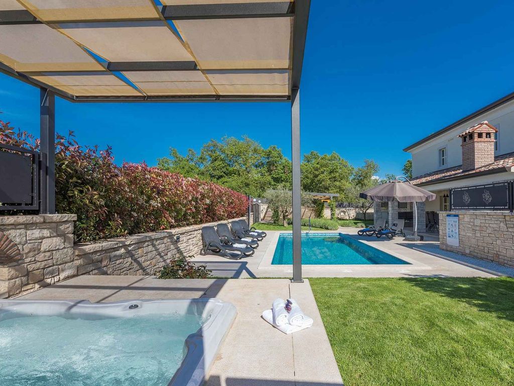 Villa mit Pool und Whirlpool