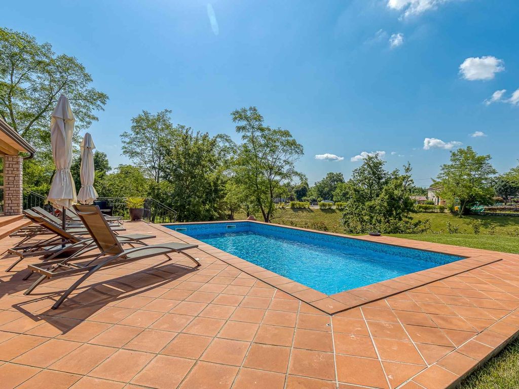 Villa mit Pool und Klimaanlage