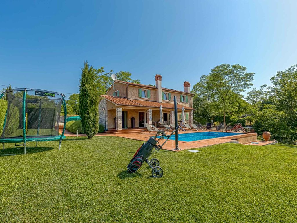 Villa mit Pool und Klimaanlage