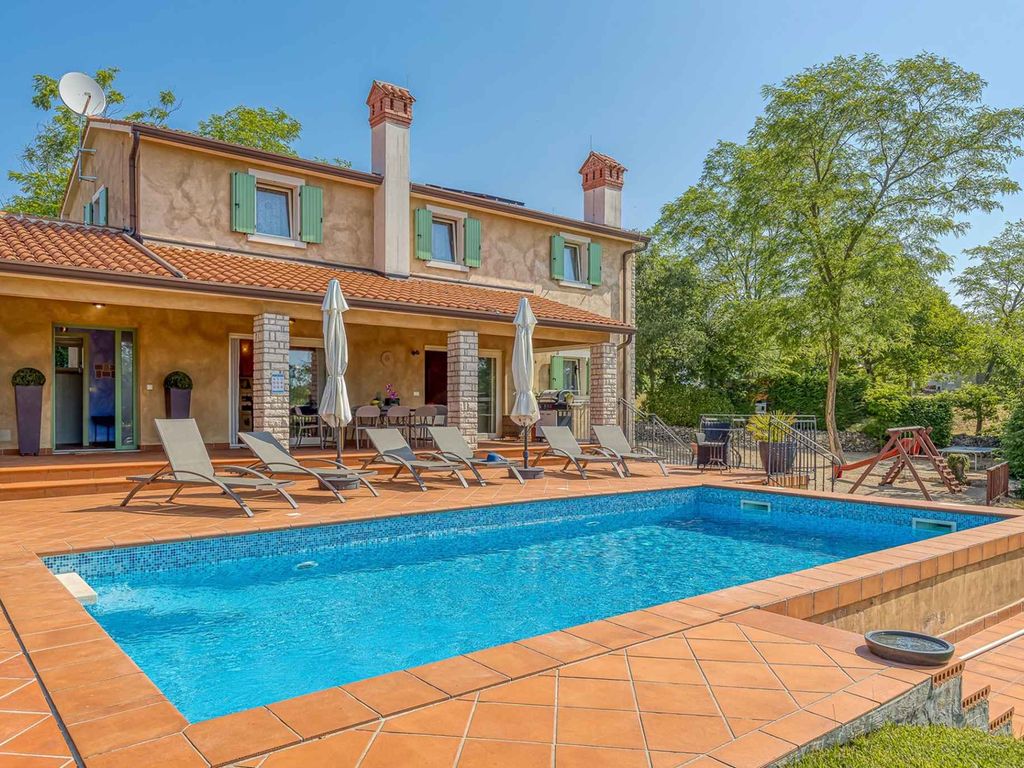 Villa mit Pool und Klimaanlage
