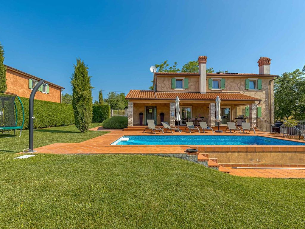 Villa mit Pool und Klimaanlage