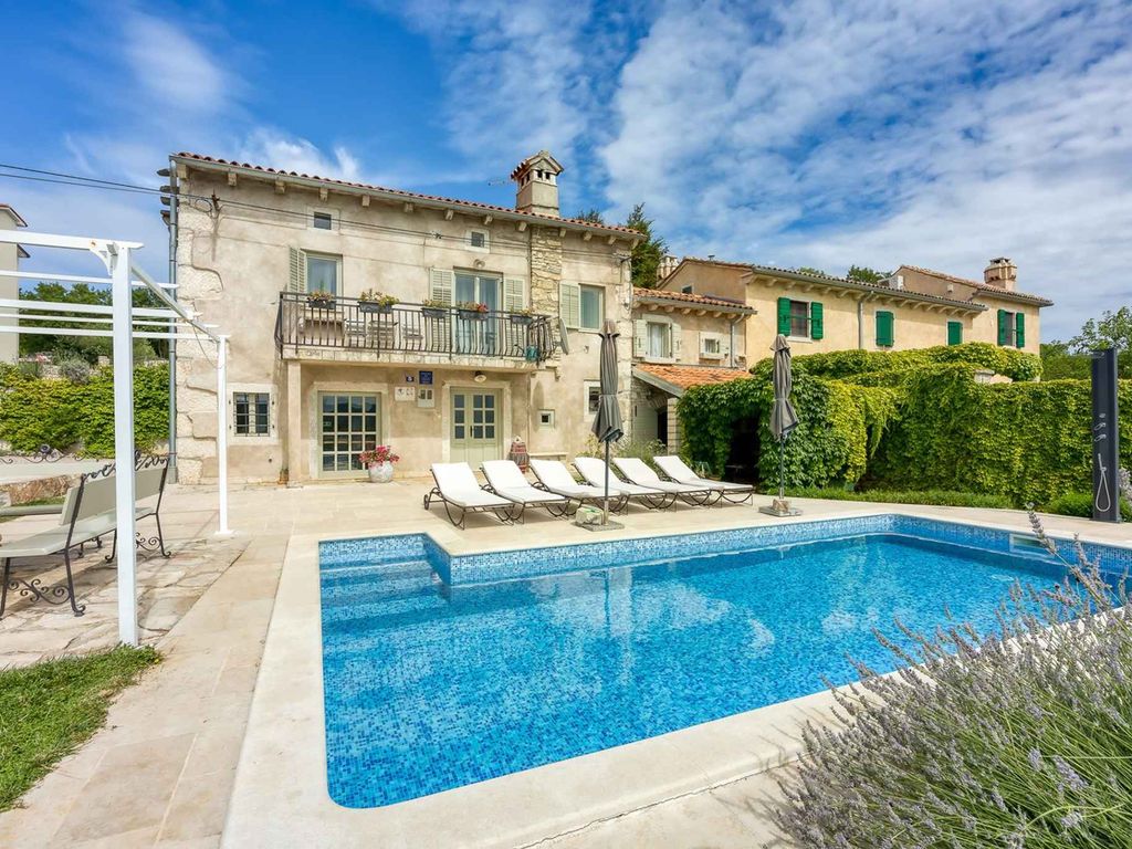 Villa mit Pool und Klimaanlage