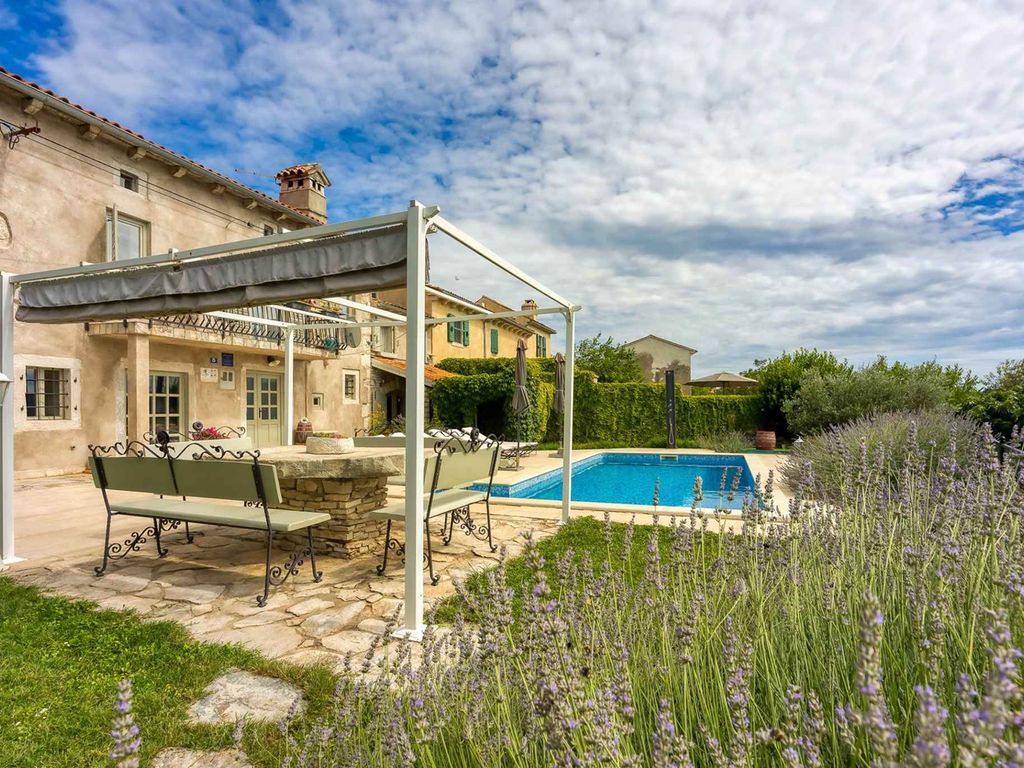 Villa mit Pool und Klimaanlage