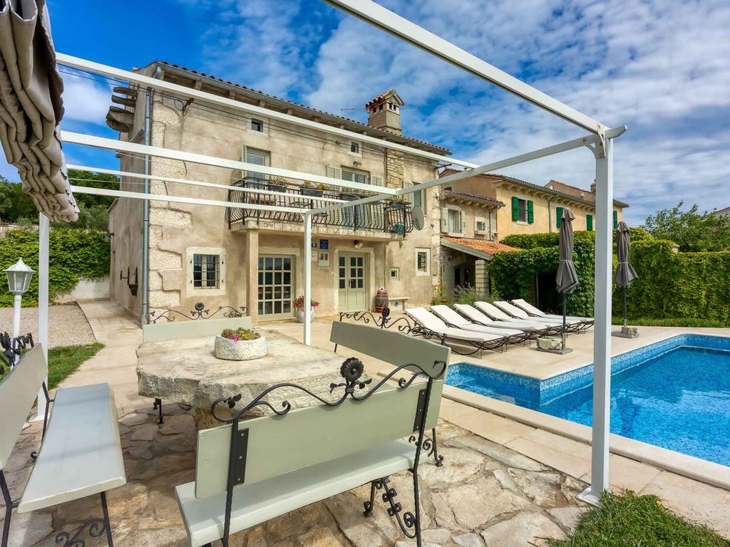 Villa mit Pool und Klimaanlage