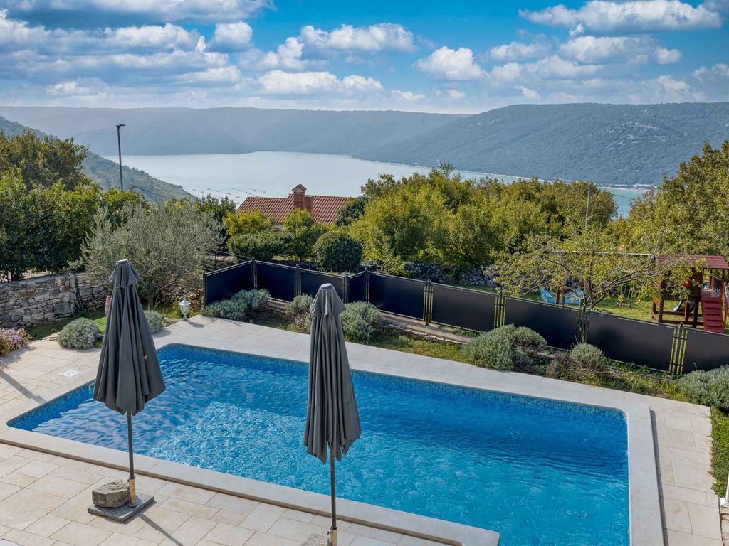Villa mit Pool und Klimaanlage