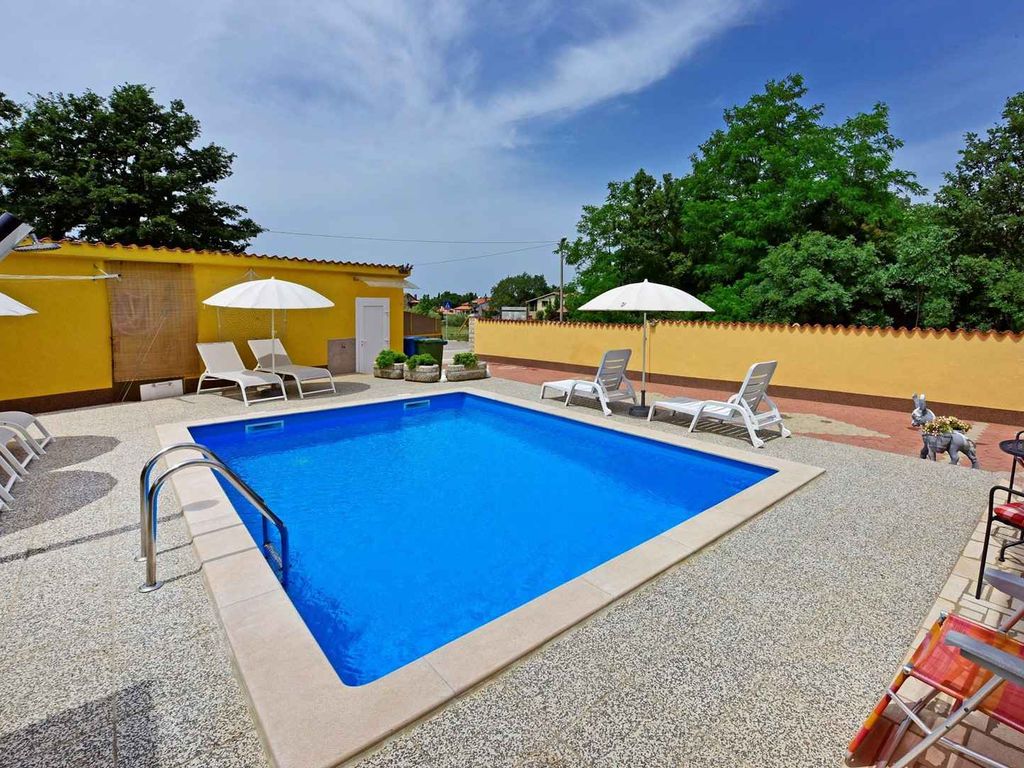 Ferienwohnung mit Pool und Klimaanlage