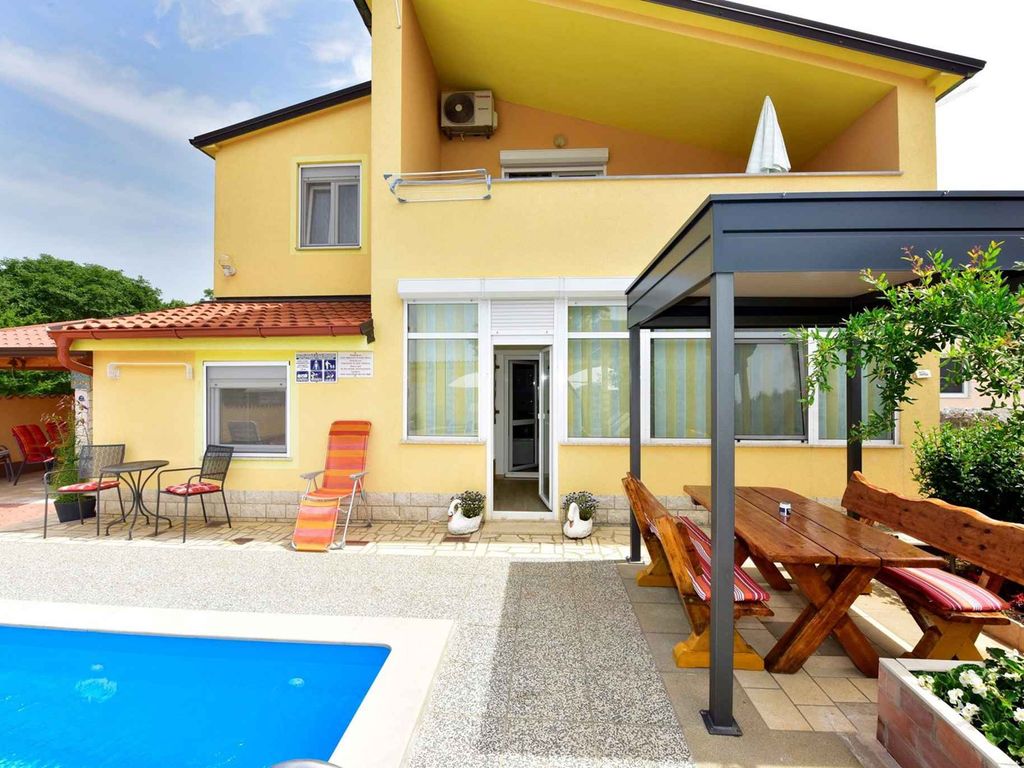 Ferienwohnung mit Pool und Klimaanlage