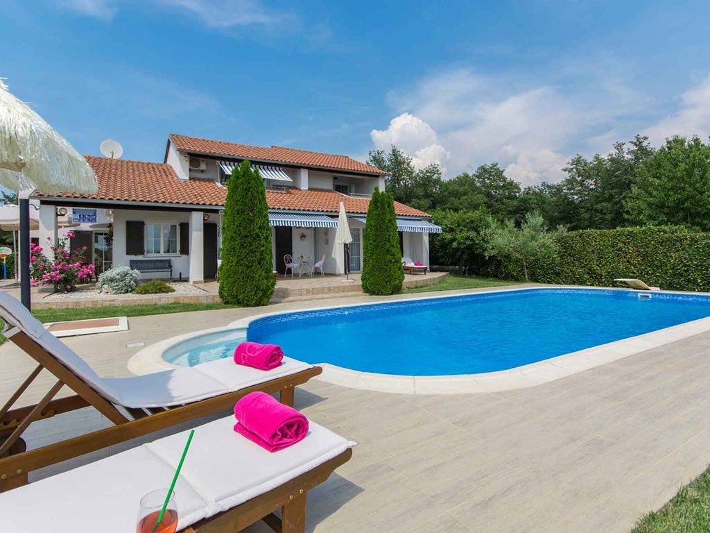 Villa mit Pool und Klimaanlage