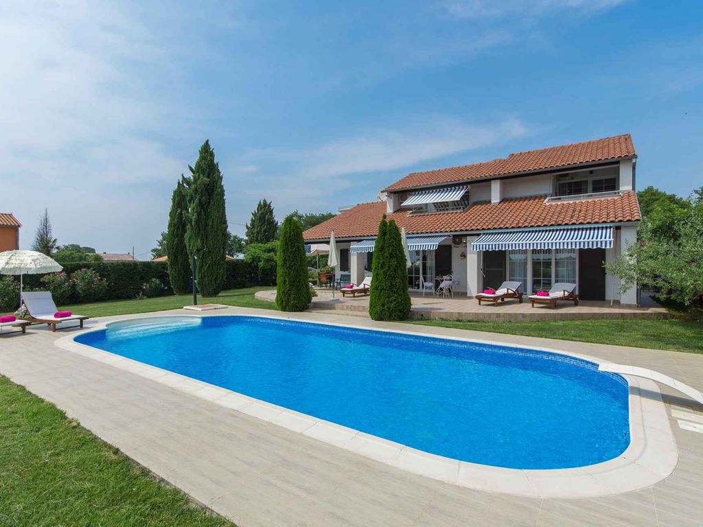 Villa mit Pool und Klimaanlage