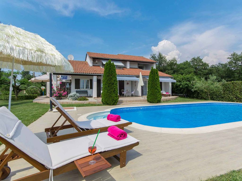 Villa mit Pool und Klimaanlage