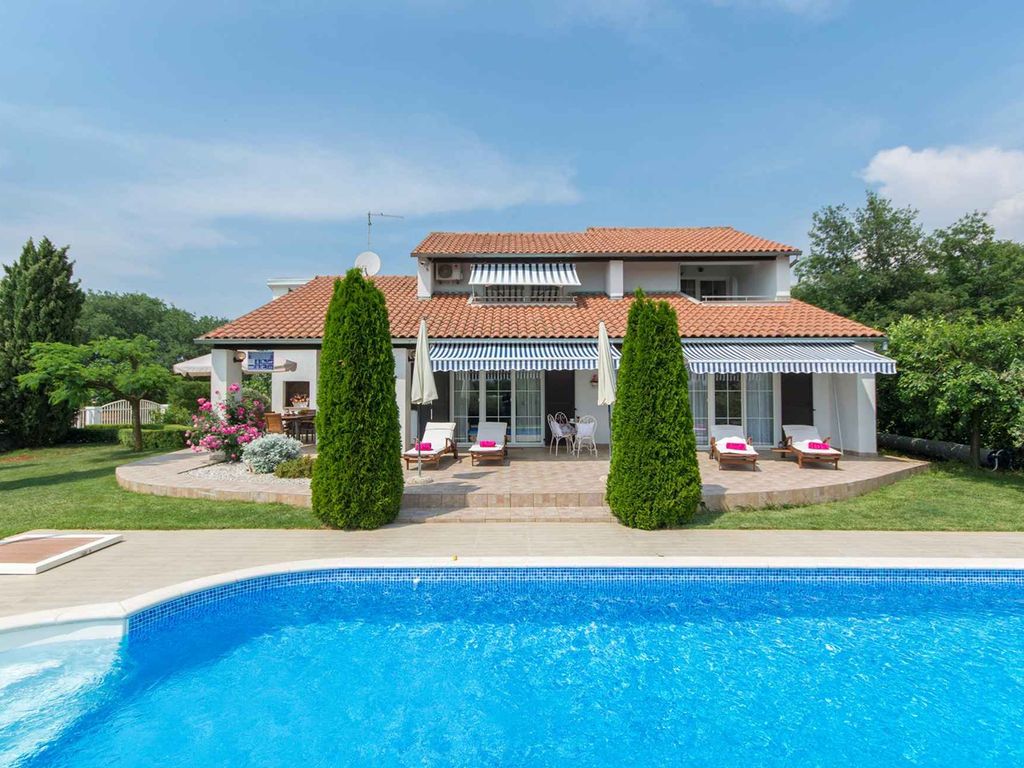 Villa mit Pool und Klimaanlage