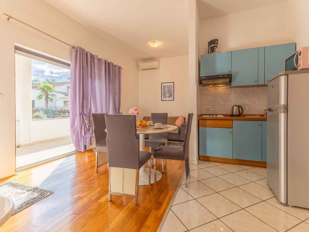 Apartment im ersten Stock eines Mehrfamilienhauses