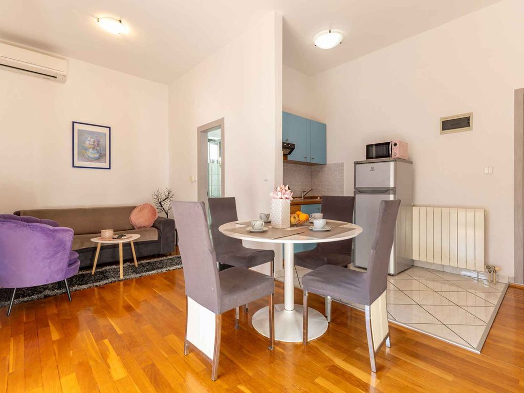 Apartment im ersten Stock eines Mehrfamilienhauses