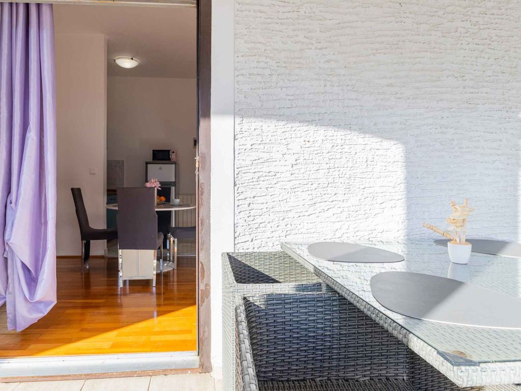 Apartment im ersten Stock eines Mehrfamilienhauses